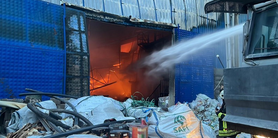 Mersin’de plastik ham madde deposunda yangın
