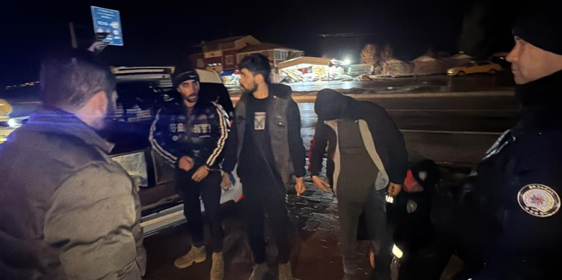 Tokat’ta durdurulan otomobilde 3 kaçak göçmen yakalandı