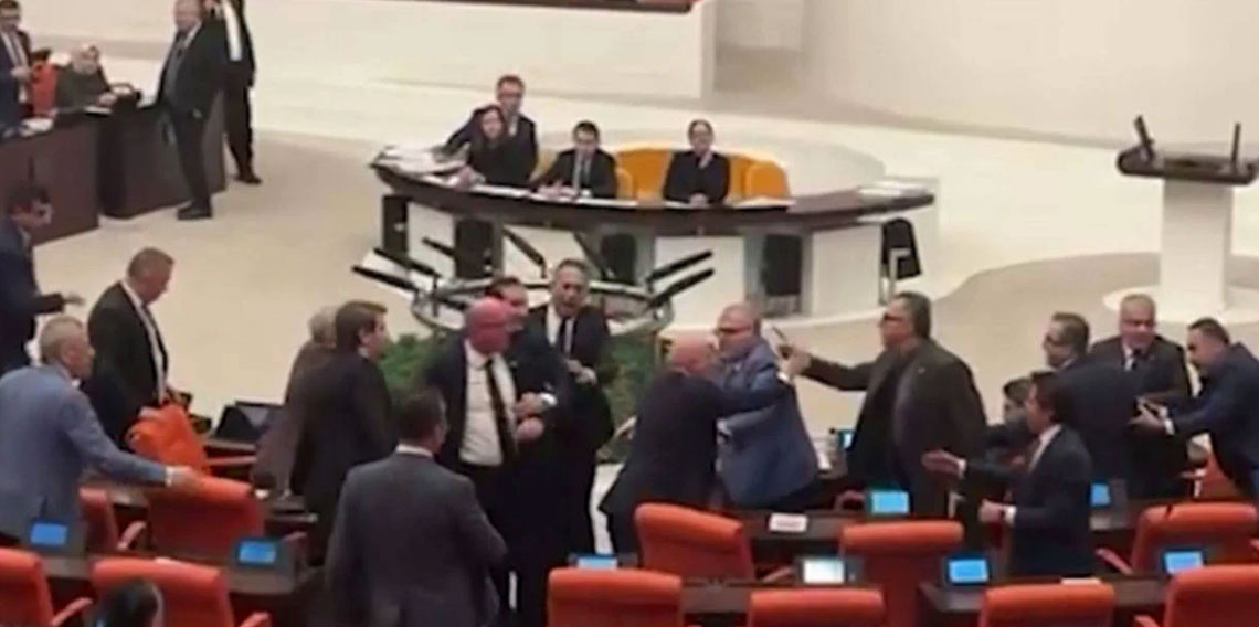 Meclis'te gerginlik: Vekiller birbirine girdi