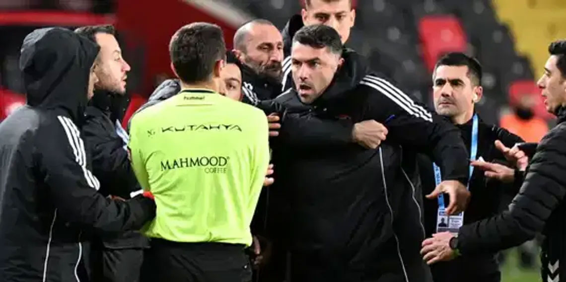 Burak Yılmaz çılgına döndü! Hakemin üzerine yürüdü!