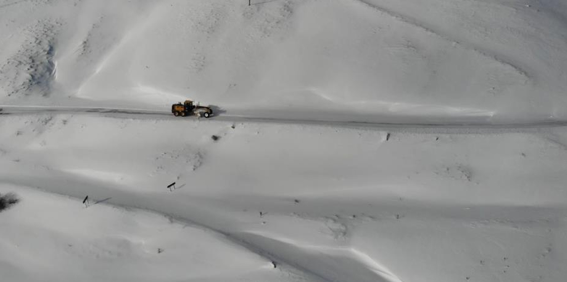 Gümüşhane'de kapanan köy yollarında kar mesaisi aralıksız sürüyor