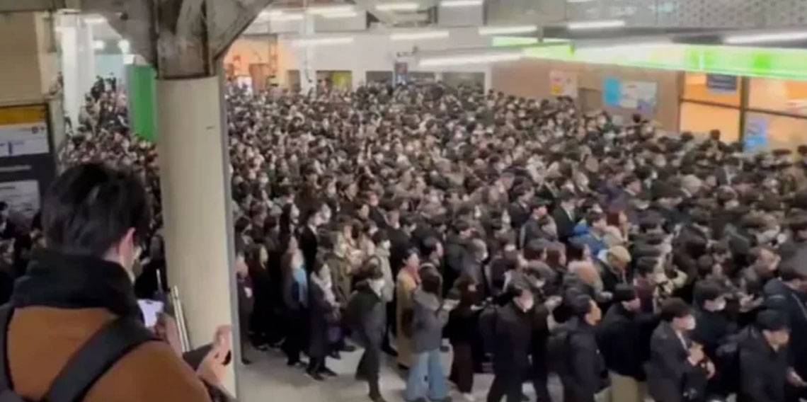 Tokyo'da elektrik kesintisi: Binler metro istasyonunda mahsur kaldı