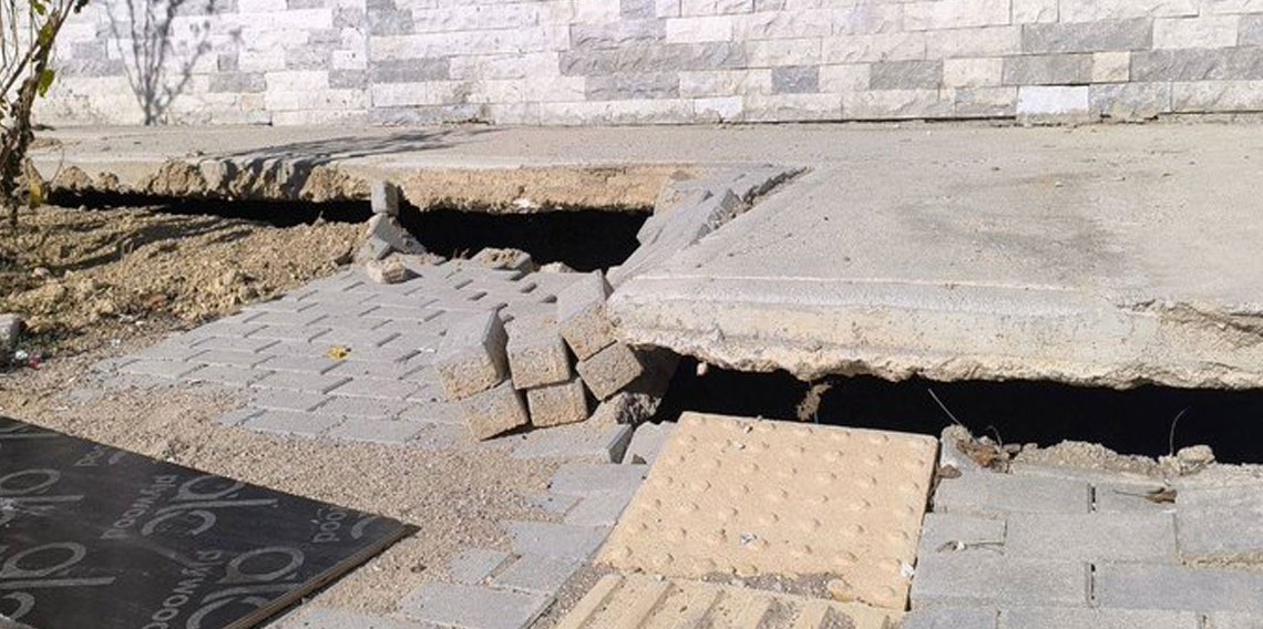 Depremzedelere yapılan TOKİ evlerinde yağmur sonrası çökme yaşandı