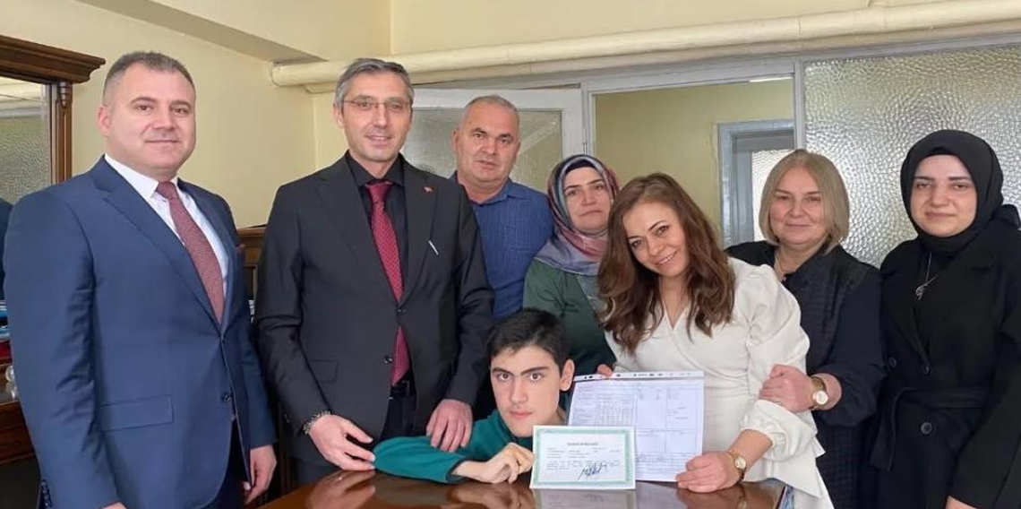 Evde eğitim alan öğrenciler karnelerini Kahraman’dan aldı