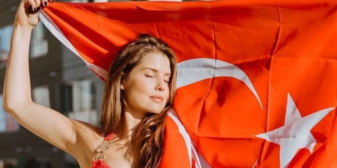 Fenomen Amanda Cerny'den Türk bayraklı poz! 