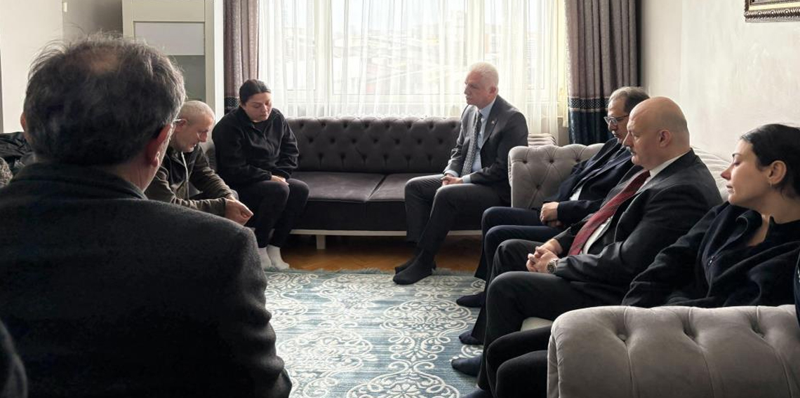Davut Gül, bıçaklı saldırıda öldürülen Atlas Çağlayan’ın ailesini ziyaret etti