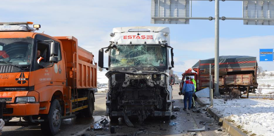 Samsun'da tır ile kamyonet çarpıştı: 2 yaralı