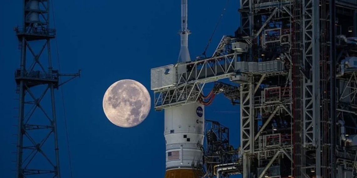 NASA'nın dev roketi Ay yolculuğu için hazırlıyor