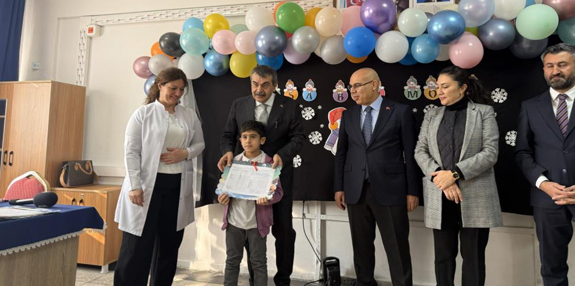 Bakan Tekin, Ağrı'da öğrencilerin karne heyecanına ortak oldu