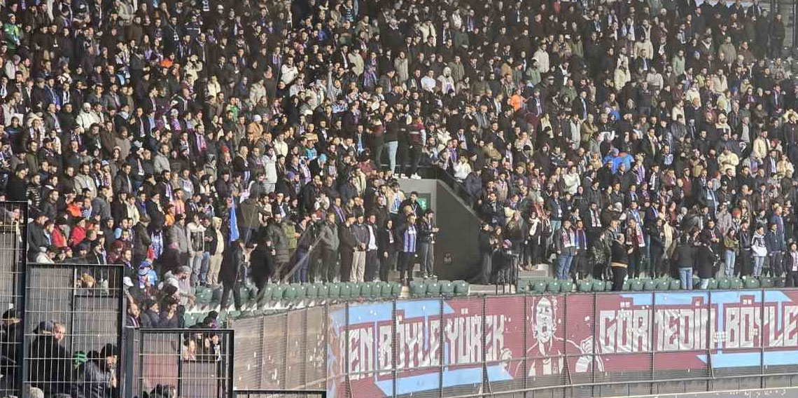 Trabzonspor taraftarı, Kocaeli’de takımını yalnız bırakmadı