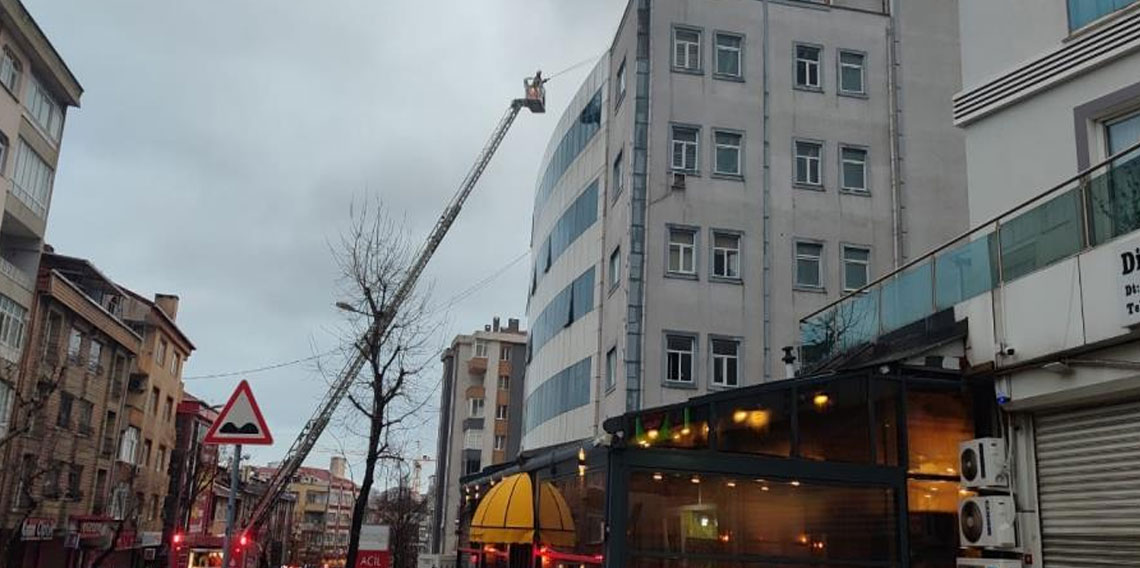 Bağcılar’da kapatılan hastanenin çatısında yangın