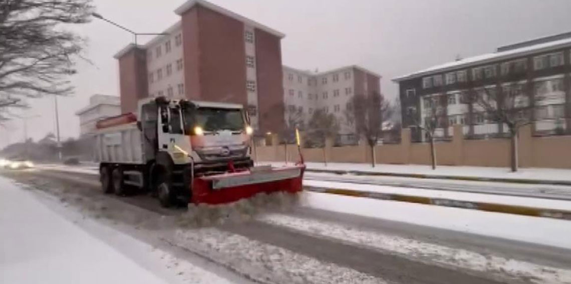 Pendik Belediyesi'nin karla mücadele çalışmaları tüm hızıyla sürüyor