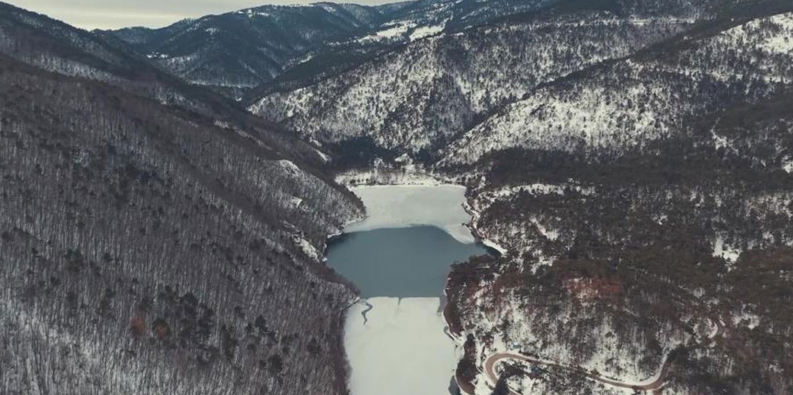 Boraboy Gölü’nün yüzeyi buz tuttu