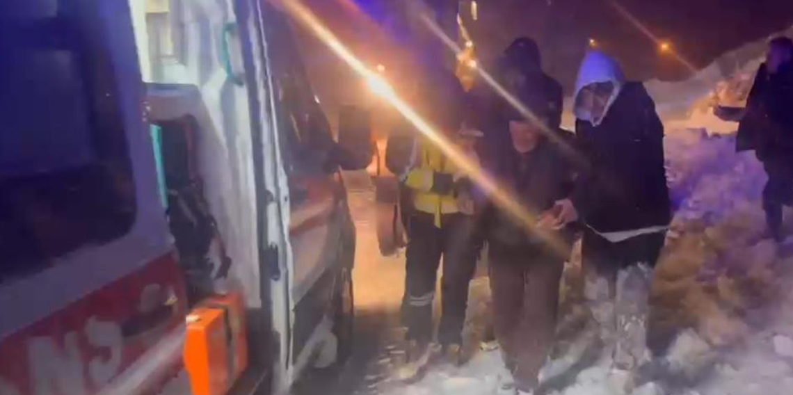 Kars'ta ekipler kar engelini aşarak hasta vatandaşa ulaştı