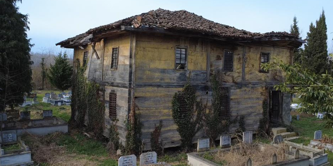 Asırlık cami ilgi bekliyor