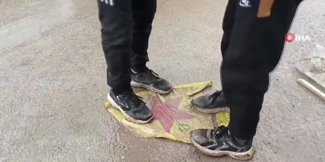 Terör örgütü SDG’den kurtarılan Tabka’da halk, teröristlerin afişlerini parçaladı