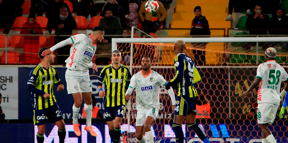 Zirvede fark 1'e düştü! 5 gollü düelloda kazanan Fenerbahçe