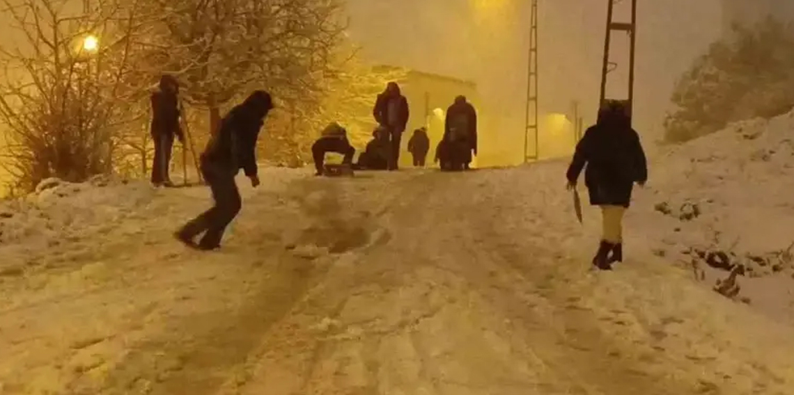 İstanbul’da kar sonrası sokaklar oyun alanına döndü