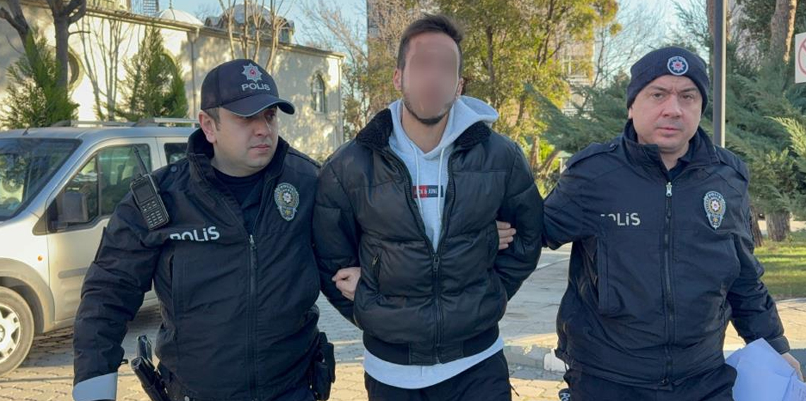 Lise öğrencisinin boynuna bıçak dayayan üniversite öğrencisi yakalandı