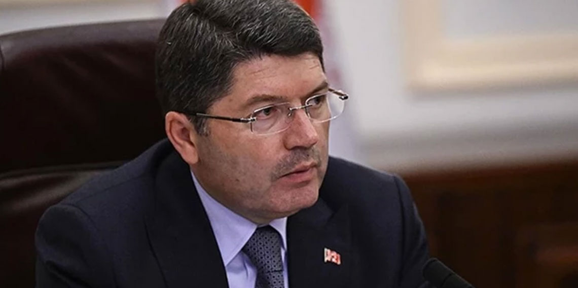 Bakan Tunç duyurdu: Bayrak indirme olayıyla ilgili 14 kişi gözaltına alındı