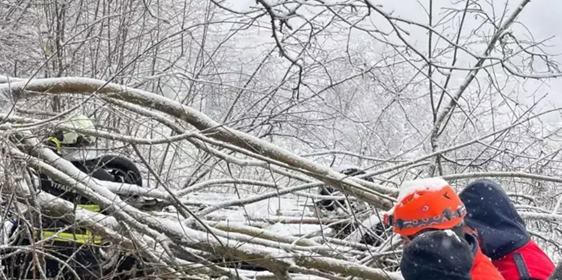 Giresun’da karla mücadele aracı uçuruma yuvarlandı