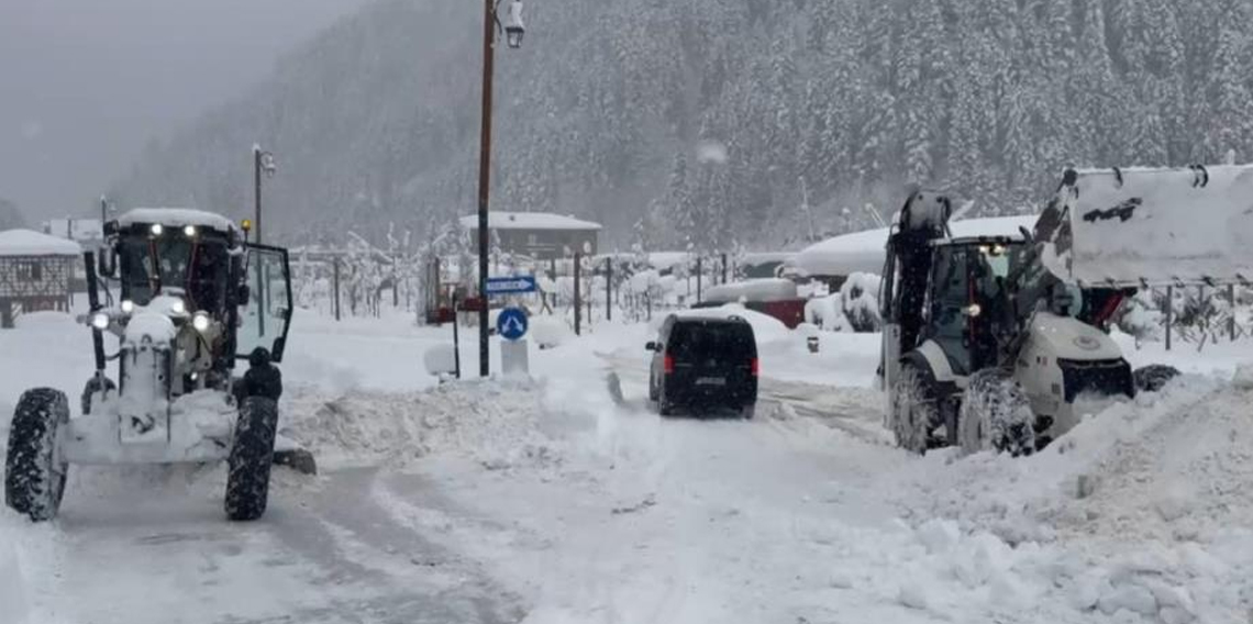 Uzungöl'de kar kalınlığı 1 metreyi aştı
