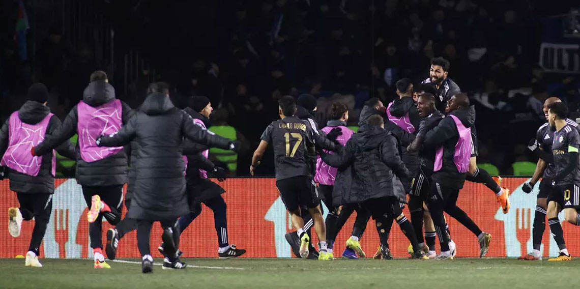 Karabağ'dan tarihi galibiyet! G.Saray'a 5 atan Frankfurt'u devirdiler!