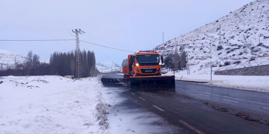 Bayburt’u çevre illere bağlayan yollarda karla mücadele sürüyor