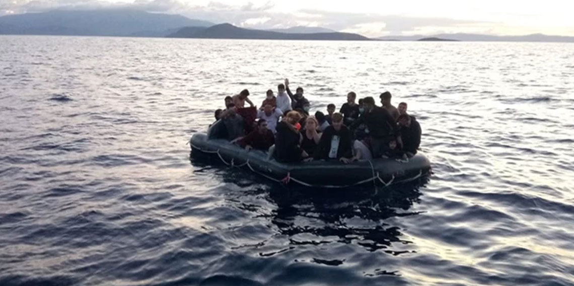 İzmir açıklarında 43 düzensiz göçmen yakalandı
