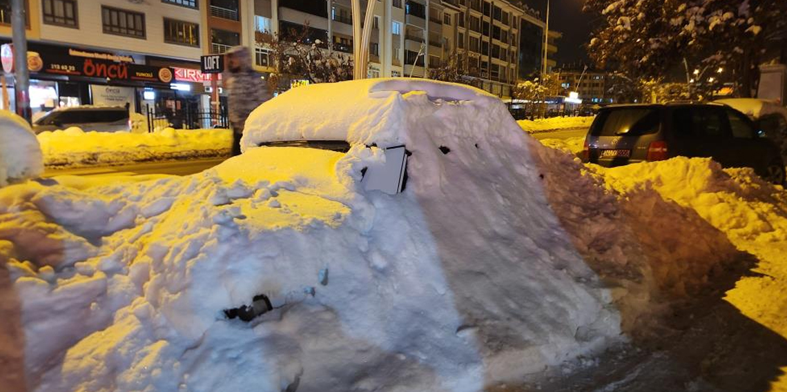 Tunceli’de kar esareti: Araçlar kar yığınları arasında kayboldu