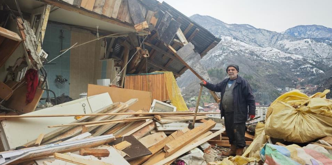 İneklerine ot vermek için geldiği ahırda heyelandan son anda kurtuldu