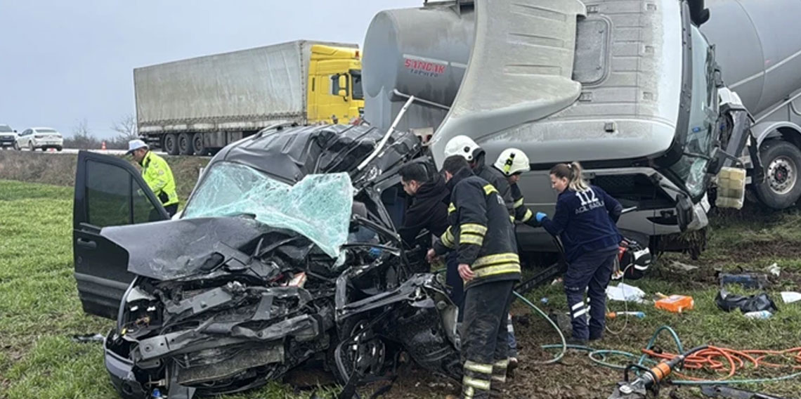 Edirne'de korkunç kaza! Hafif ticari araç ile tır çarpıştı