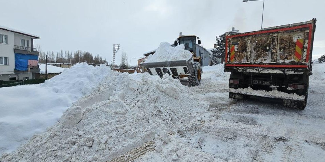 Aydıntepe’de kar küreme ve tuzlama çalışmaları sürüyor