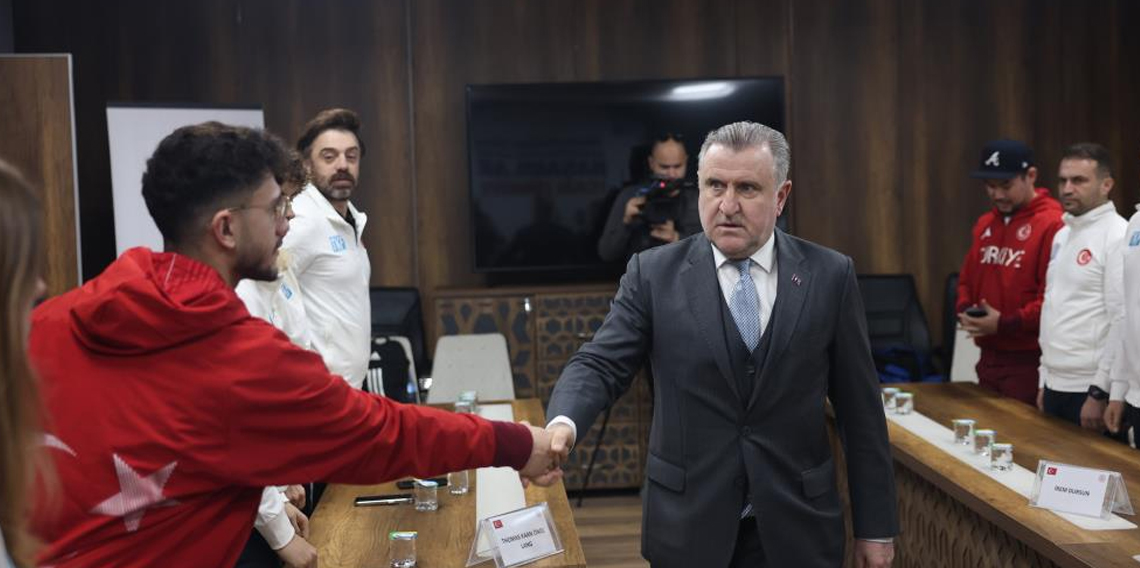 Bakan Bak 2026 Kış Olimpiyatları'na katılacak milli sporcuları kabul etti
