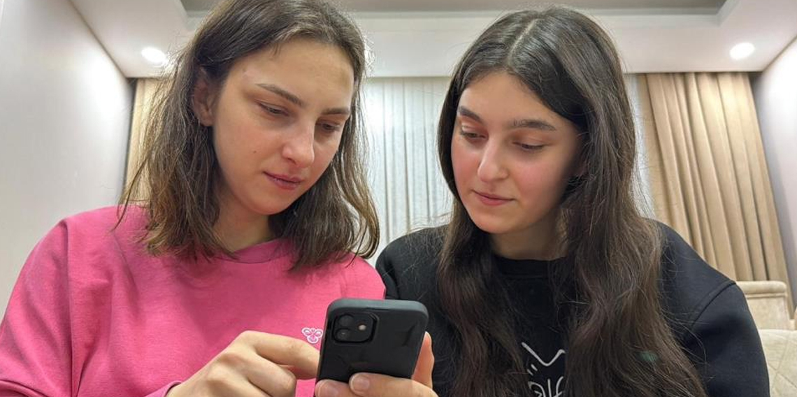 Artvin’de aralarında 11 yaş olan kardeşlerin telefonlarının yüz tanıma şaşkınlığı