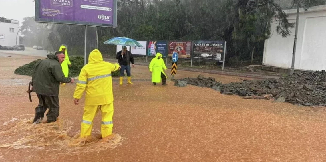 Antalya'da yağış hayatı felç etti