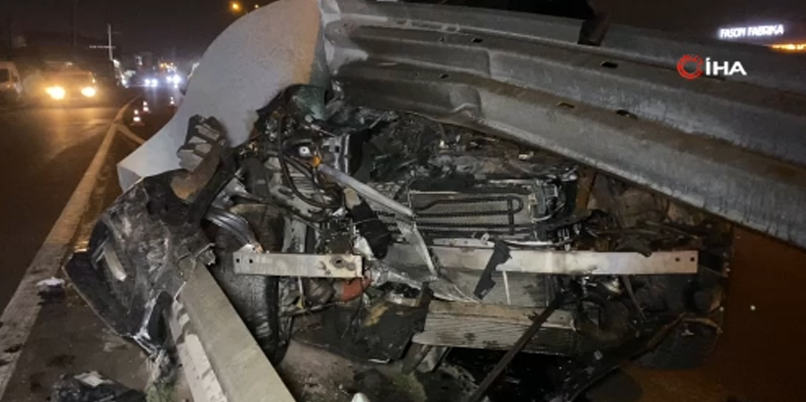 Otomobil bariyere saplandı: Sürücü yara almadan kurtuldu