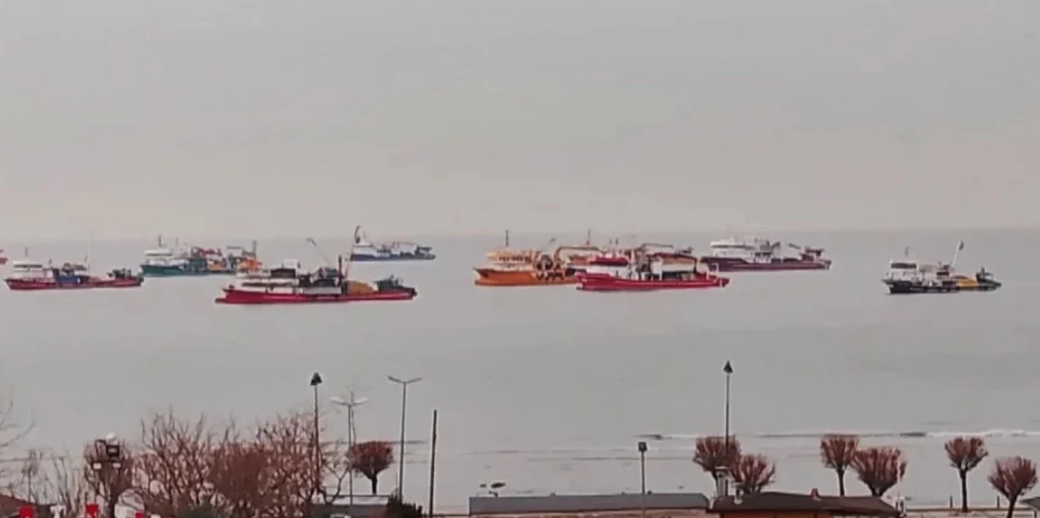 Silivri ve Avcılar'da deniz metrelerce çekildi