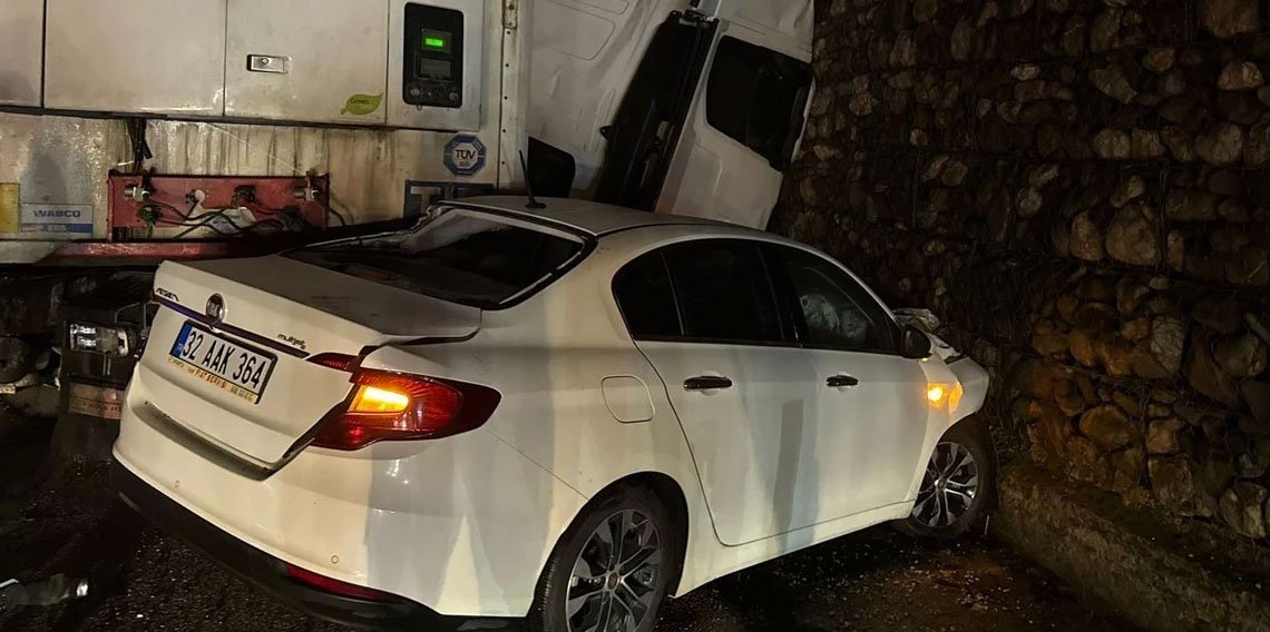 Burdur'da feci kaza tır ve 2 otomobil çarpıştı: 1 ölü 7 yaralı