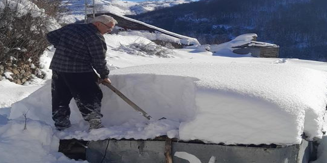 Gümüşhane'de vatandaşların zorlu kış mesaisi