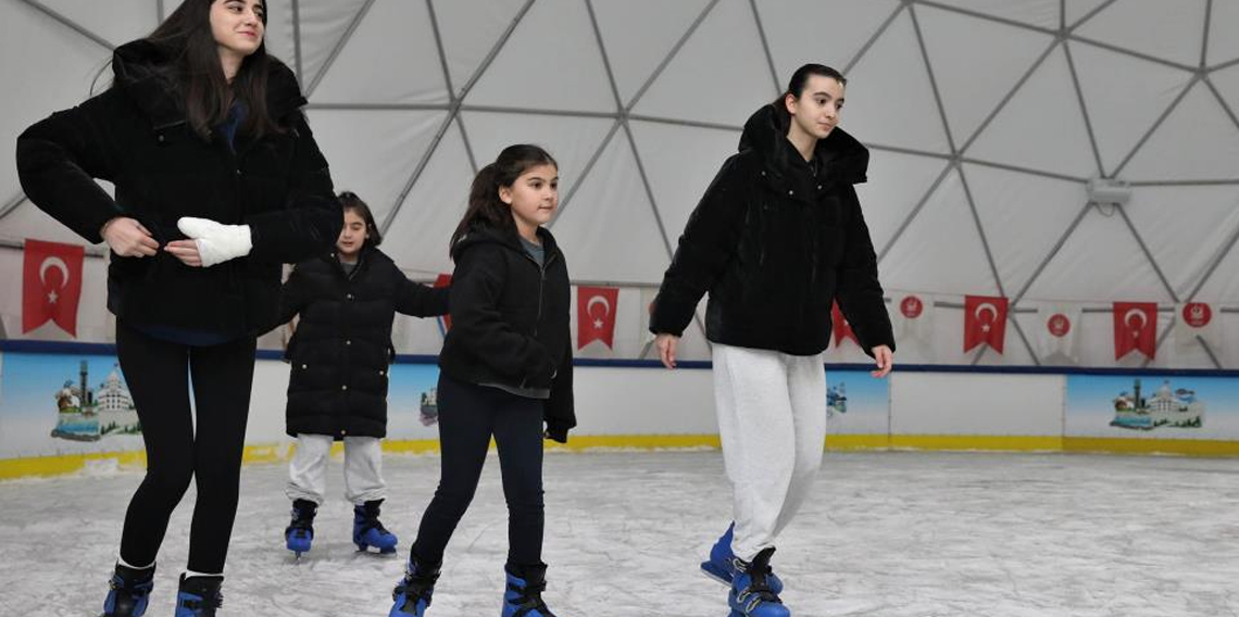Keçiören Belediyesi’nden ücretsiz buz pateni hizmeti