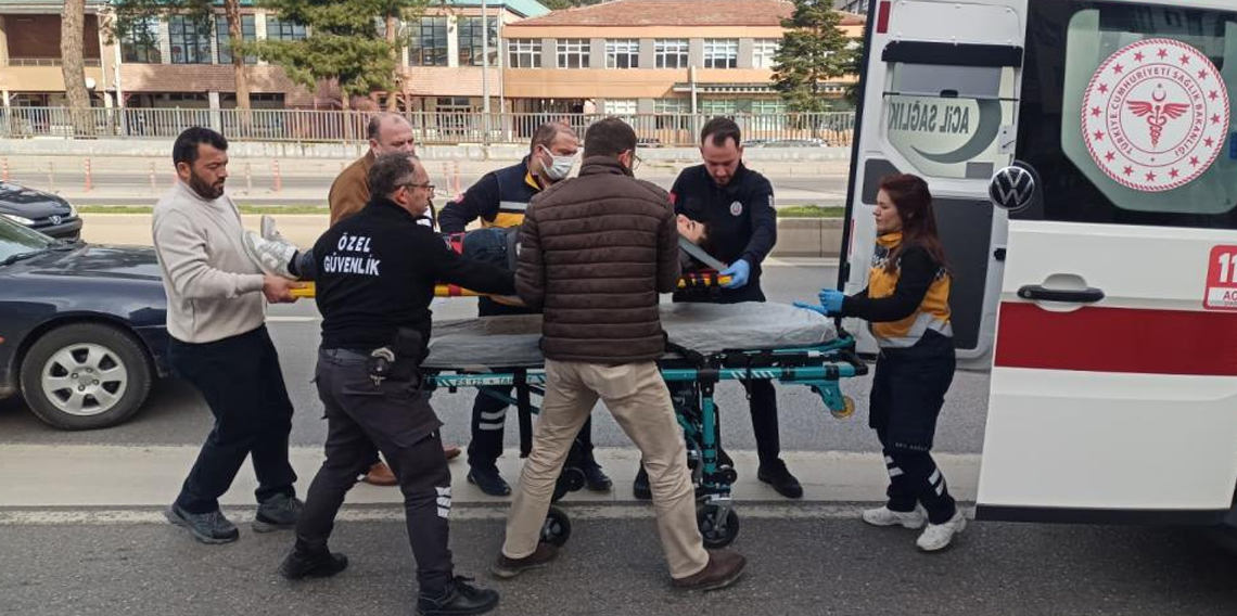 Duvara çarpan motokurye yaralandı