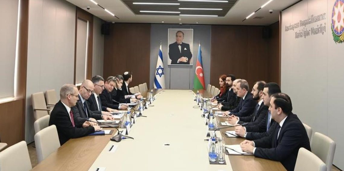 Saar, Azerbaycan Dışişleri Bakanı Bayramov ile bir araya geldi