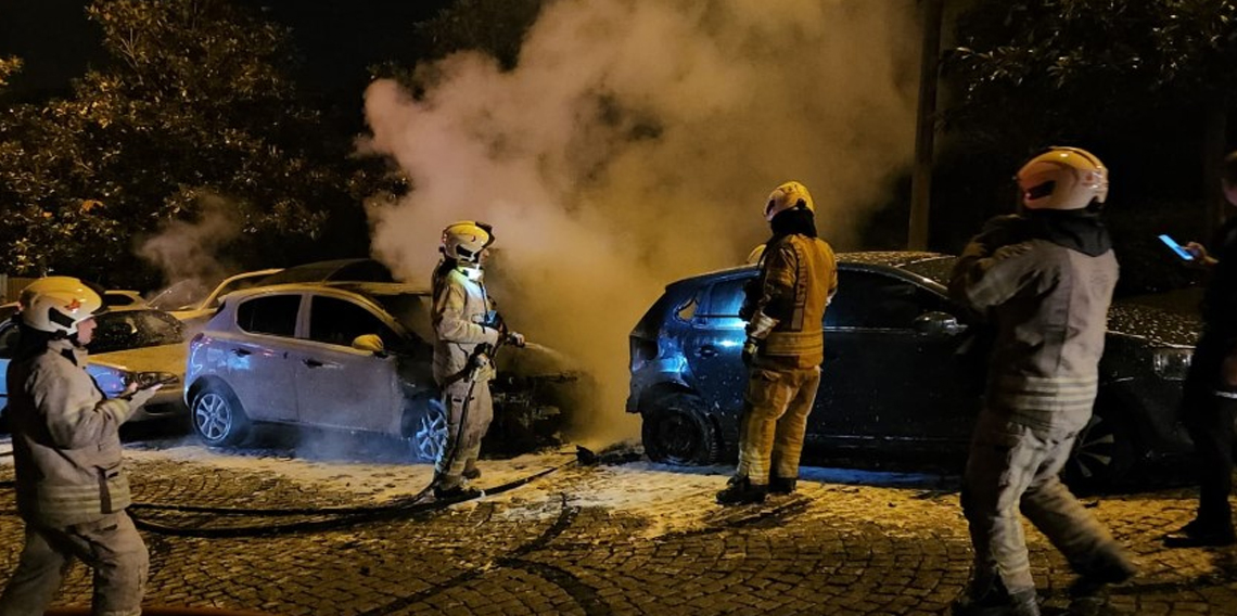 Beşiktaş’ta park halindeki 4 otomobil alev alev yandı