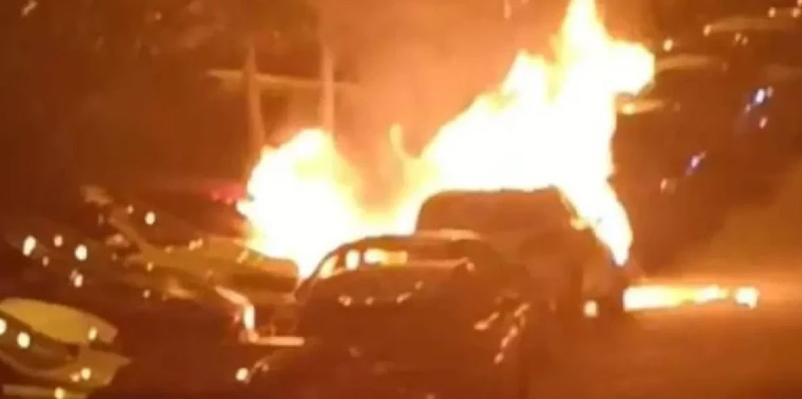 Beşiktaş'ta park halindeki dört araç alev alev yandı