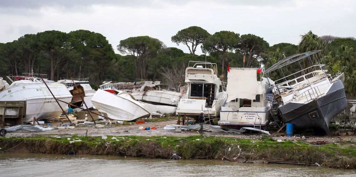 Antalya'da fırtına: Seralar yıkıldı, evler zarar gördü