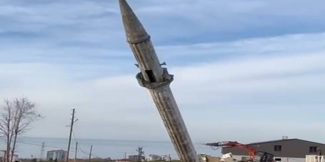 Yenisi yapılınca eski caminin minaresi kontrollü bir şekilde yıkıldı