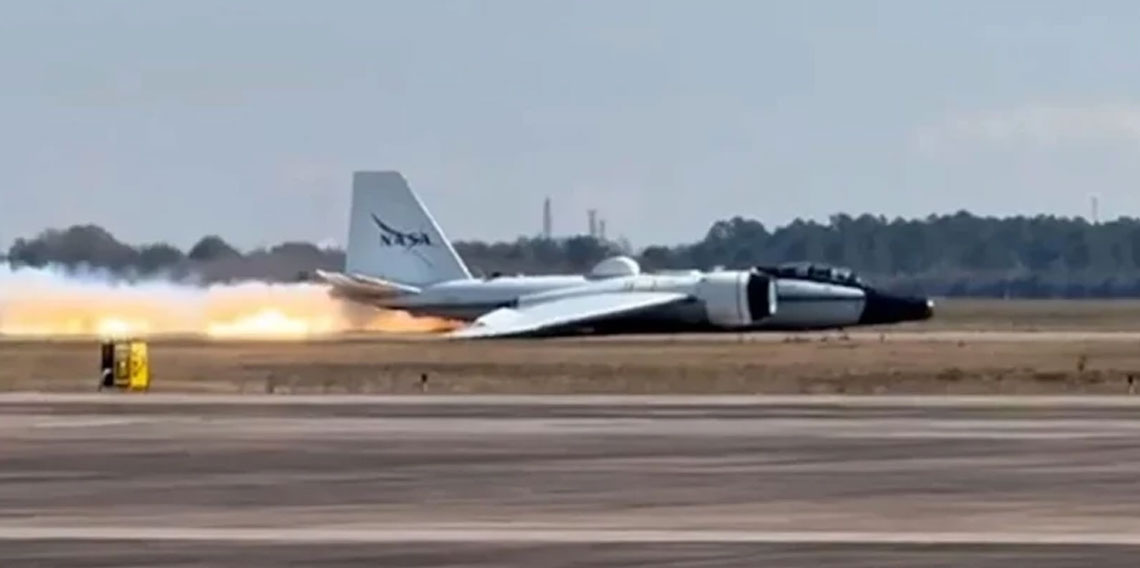 İniş takımları açılmayan NASA uçağı gövde üzerine iniş yaptı