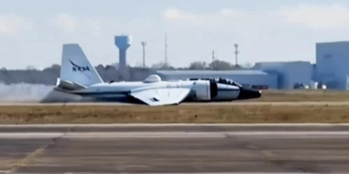 NASA'ya ait araştırma uçağı arıza nedeniyle gövde üzerine iniş yaptı