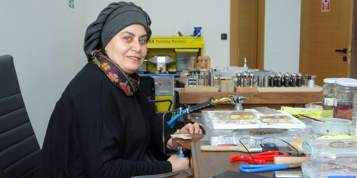 Trabzon'da bir kadın 40 yaşından sonra takı tasarımcısı oldu